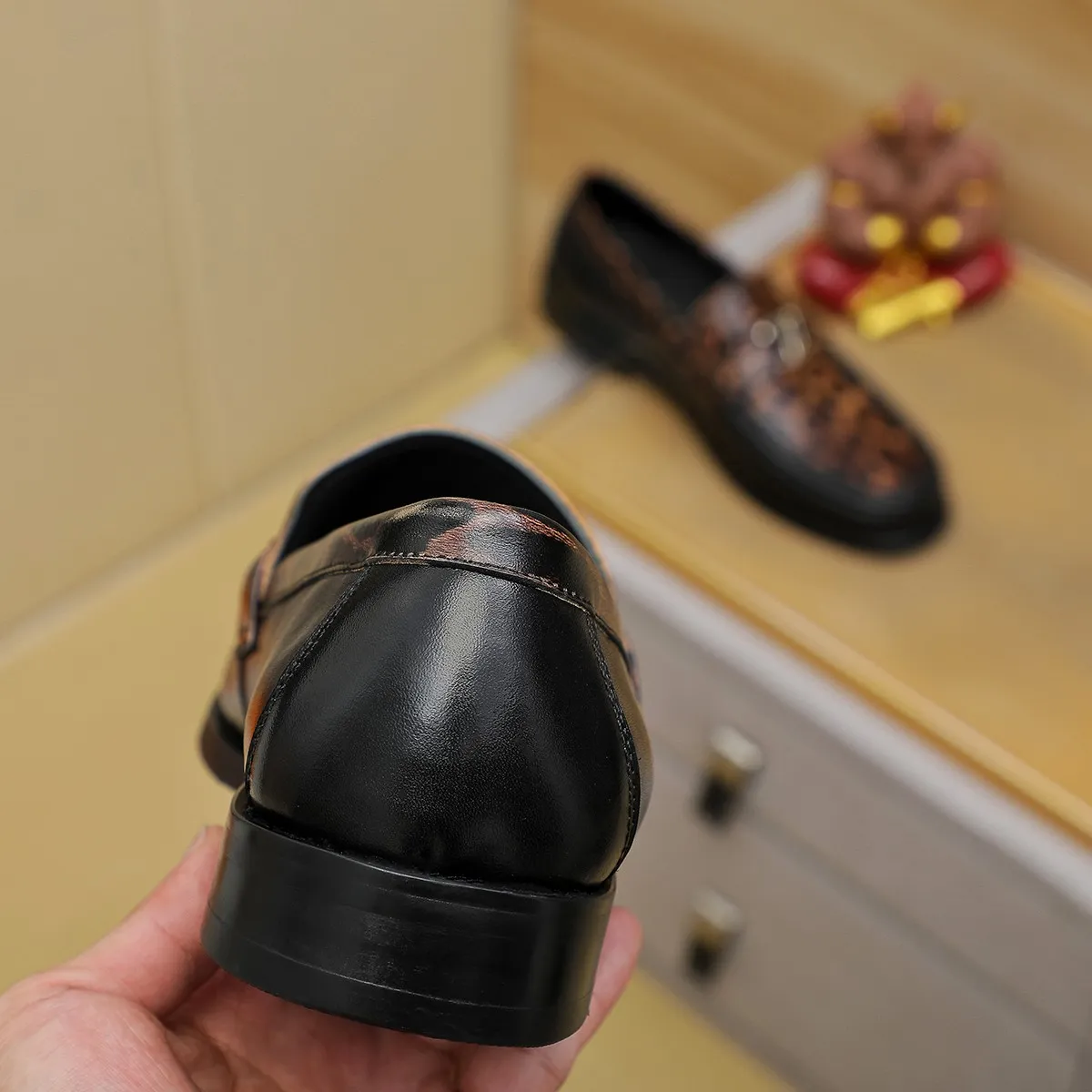 Men's shoes 💰 460 💰 Louis Vuitton LV ® 🆕 model 🔛Full shoe counter, first layer cowhide, 🐂leather lined casual shoes for men, super soft outsole, essential for driving. Counter synchronization, original first layer cowhide, completely 1:1 mold customization🌹top version, color optional! Number: 39-44 (customized at 38.45)